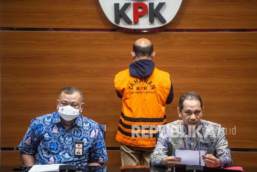 Wakil Ketua KPK Nurul Ghufron (kanan) didampingi Irjen Kemenkeu Awan Nurmawan Nuh (kiri) menyampaikan keterangan pers terkait penahanan dan penetapan tersangka di lingkungan Ditjen Pajak, di Gedung KPK, Jakarta, Kamis (11/11/2021). KPK resmi melakukan penahanan terhadap Kepala Bidang Pendaftaran, Ekstensifikasi dan Penilaian Kanwil DJP Sulawesi Selatan, Barat dan Tenggara (Sulselbartra) Wawan Ridwan dan juga menetapkan status tersangka kepada Fungsional Pemeriksa Pajak pada Kanwil DJP Jawa Barat II Alfred Simanjuntak terkait kasus dugaan suap pajak dan penerimaan gratifikasi di Direktorat Jenderal (Ditjen) Pajak Kementerian Keuangan. 