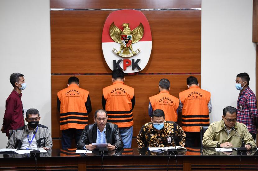 Wakil Ketua KPK Nurul Ghufron (kedua kiri) didampingi Direktur Penyidikan Asep Guntur Rahayu (kedua kanan), Plt Juru Bicara Ali Fikri (kanan) dan Inspektur Investigasi Inspektorat Kemendikbud, Lindung Saut Maruli Sirait menyampaikan konferensi pers hasil kegiatan tangkap tangan di Gedung Merah Putih KPK, Jakarta, Ahad (21/8/2022). Dari hasil kegiatan tangkap tangan pada Jumat 19 Agustus 2022 KPK menetapkan dan menahan Rektor Unila Karomani, Wakil Rektor I Bidang Akademik Heryandi, Ketua Senat Muhammad Basri dan pihak swasta Andi Desfiandi sebagai tersangka kasus suap terkait penerimaan calon mahasiswa baru pada Unila tahun 2022 dengan barang bukti uang tunai Rp414,5 juta, slip setoran deposito bank Rp800 juta, deposit box diduga berisi emas senilai Rp1,4 miliar dan atm serta tabungan sebesar Rp1,8 miliar. 