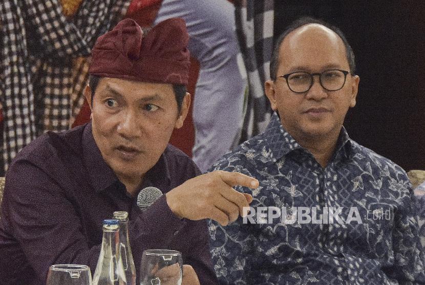 Wakil Ketua KPK Saut Situmorang (kiri) bersama Ketua Umum Kamar Dagang dan Industri (Kadin) Indonesia Rosan P Roeslani (kanan) menyampaikan pandangannya saat menjadi pembicara dalam rangkaian Rapat Pimpinan Nasional (Rapimnas) Kadin 2019 di Nusa Dua, Badung, Bali, Kamis (28/11/2019). Kegiatan tersebut untuk memberikan masukan kepada pengusaha dalam mencegah kasus suap pengusaha kepada birokrat. 