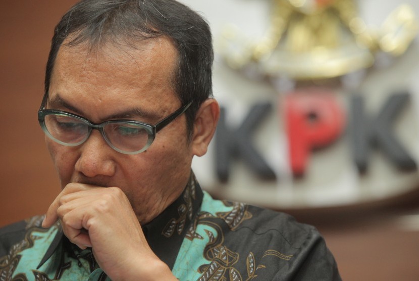 Wakil Ketua KPK Saut Situmorang memberikan keterangan kepada media terkait penetapan tersangka kepada mantan Bupati Konawe Utara Aswad Sulaiman di gedung KPK, Jakarta, Selasa (3/10).