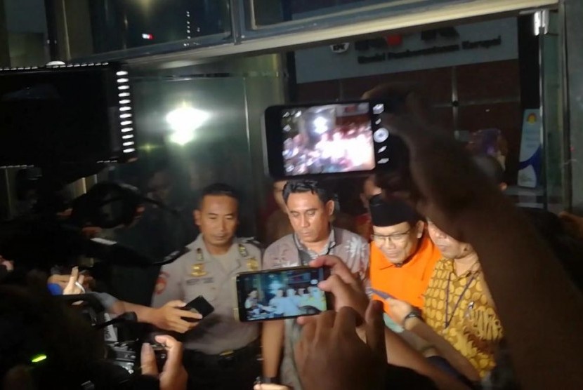 Wakil Ketua DPR Taufik Kurniawan meninggalkan Gedung KPK usai menjalani pemeriksaan sembilan jam, Jumat (2/11)