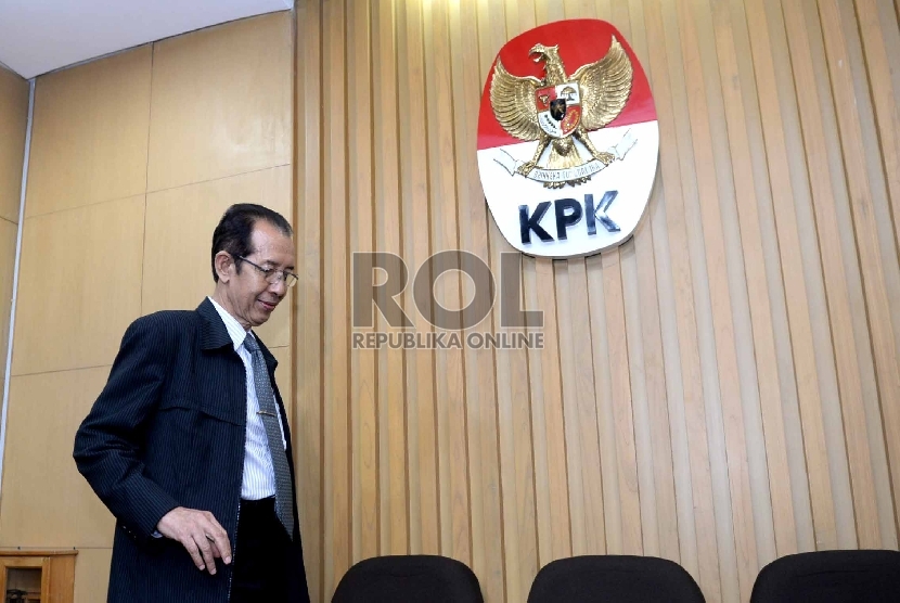  Wakil Ketua KPK Zulkarnain sebelum konferensi pers usai penyerahan berkas audit investigasi pengadaan lahan RS Sumber Waras oleh BPK ke KPK di Jakarta, Senin (7/12).