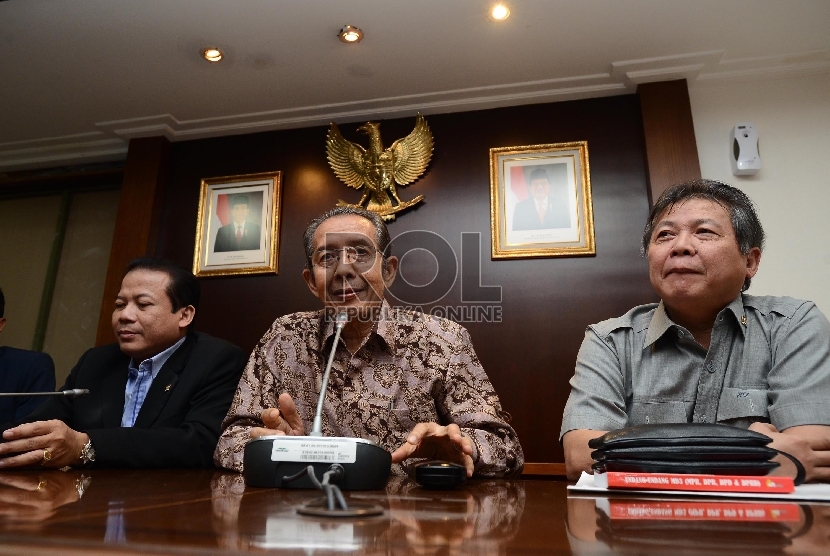  Wakil Ketua KPK Zulkarnain (tengah) menjelaskan hasil pertemuan bersama Wakil Ketua DPR, Taufik Kurniawan (kiri) kepada media di Gedung Parlemen, Jakarta, Selasa (23/6).