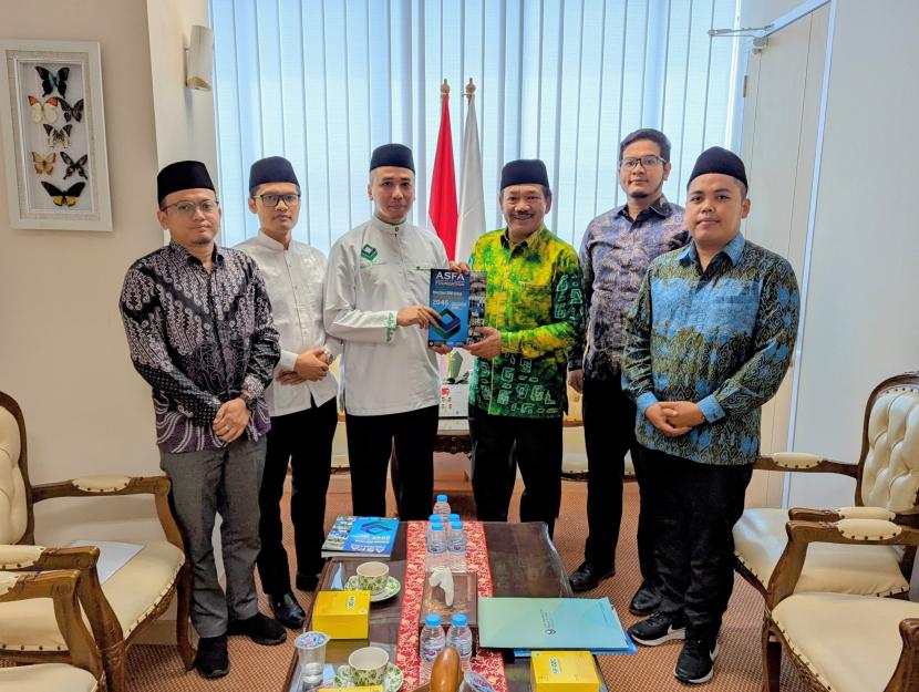 Wakil Ketua Lazis ASFA KH Anizar Masyhadi bersama pengurus Lazis ASFA bersilaturahmi ke Ketua Baznas KH Noor Achmad di Jakarta pada Jumat (30/8/2024).)