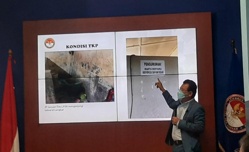 Wakil Ketua LSPK Edwin Partogi Pasaribu memaparkan temuan timnya terkait keberadaan kerangkeng manusia di rumah Bupati Langkat nonaktif Terbit Rencana Peranginangin, di Kantor LPSK, Jakarta, Senin (31/1). 