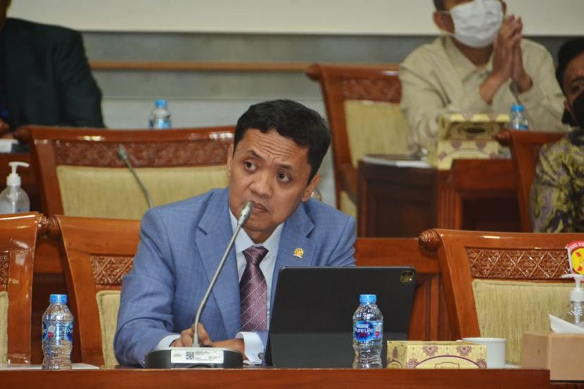 Wakil Ketua Mahkamah Kehormatan Dewan (MKD) DPR RI, Habiburokhman menyarankan agar anggota Komisi I DPR RI Hillary Brigitta Lasut tidak melapor ke Polisi terhadap komika Mamat Alkatiri.