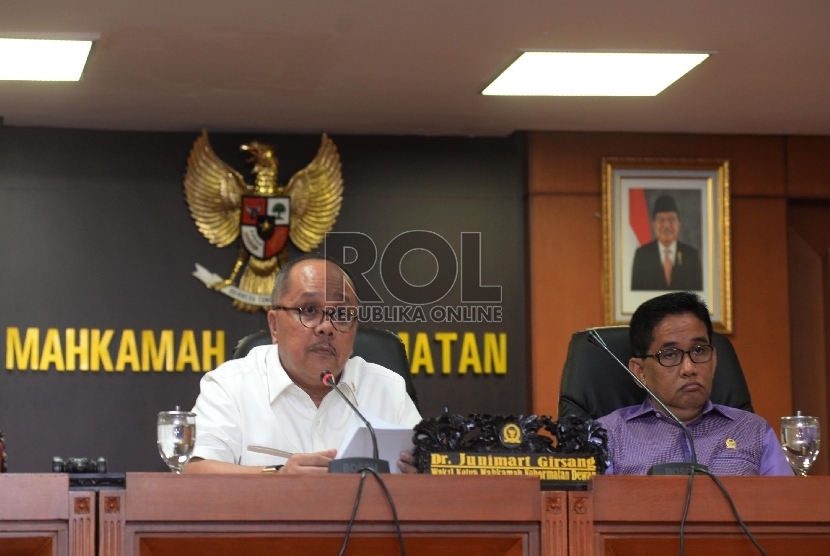 Wakil Ketua Mahkamah Kehormatan Dewan (MKD) ) Junimart Girsang (kiri) dan anggota MKD Bakri (kanan) menerima surat pernyataan dari perwakilan tokoh yang menamakan Gerakan Selamatkan NKRI di ruang Sidang MKD, Komplek Parlemen, Senayan, Jakarta, Jumat (27/11