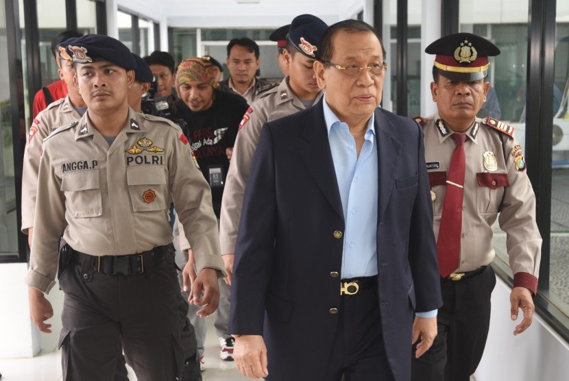 Wakil Ketua Mahkamah Kehormatan Dewan (MKD) Kahar Muzakir dikawal polisi saat meninggalkan ruang sidang kasus dugaan pelanggaran etik Ketua DPR Setya Novanto di komplek Parlemen, Senayan, Jakarta, Selasa (1/12).