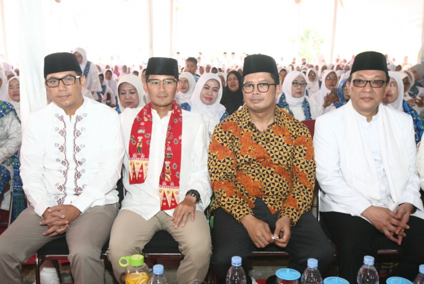 Wakil Ketua Majelis Permusyawaratan Rakyat Indonesia (MPR RI) Mahyudin bersama Ketua BKMT DKI Jakarta, Wakil Gubernur DKI Jakarta Sandiaga Uno. .