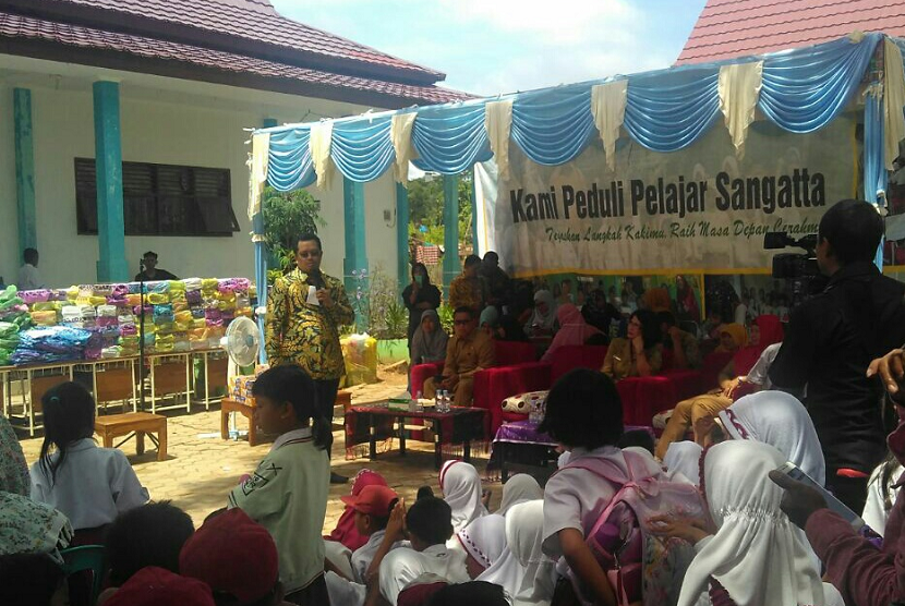Wakil Ketua Majelis Permusyawaratan Rakyat (MPR) Mahyudin datang ke Sekolah Dasar Negeri (SDN) 007 Sangatta Selatan, Kutai Timur, Kalimantan Timur.