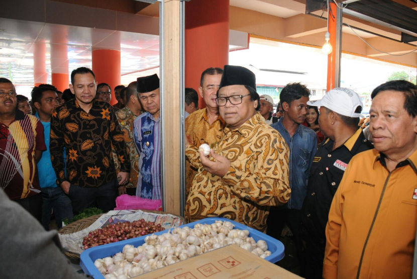 Wakil Ketua Majelis Permusyawaratan Rakyat (MPR) Oesman Sapta didampingi Walikota Padang Mahyeldi sempat mengunjungi Pasar Raya, Kota Padang.