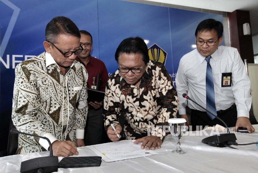 Wakil Ketua MPR Oesman Sapta Odang (kedua kanan) menerima penghargaan surat bukti ikut tax amnesty dari Dirjen Pajak Ken Dwijugiasteadi (kiri)  di Kantor Ditjen Pajak, Jakarta, Kamis (27/10).Republika/Rakhmawaty La'lang