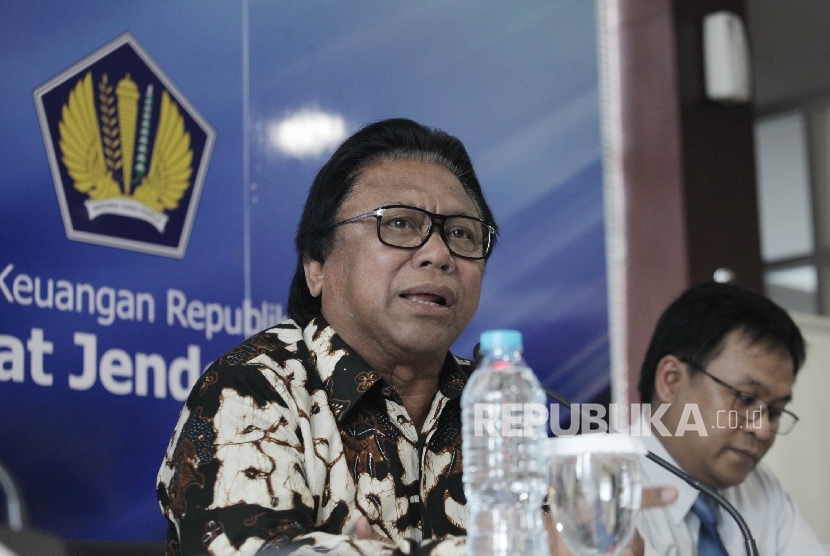Wakil Ketua Majelis Permusyawaratan Rakyat (MPR) Oesman Sapta Odang (kiri) usai menerima penghargaan surat bukti ikut tax amnesty di Kantor Ditjen Pajak, Jakarta, Kamis (27/10).