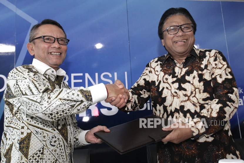 Wakil Ketua MPR Oesman Sapta Odang (kedua kanan) menerima penghargaan surat bukti ikut tax amnesty dari Dirjen Pajak Ken Dwijugiasteadi (kiri)  di Kantor Ditjen Pajak, Jakarta, Kamis (27/10).Republika/Rakhmawaty La'lang