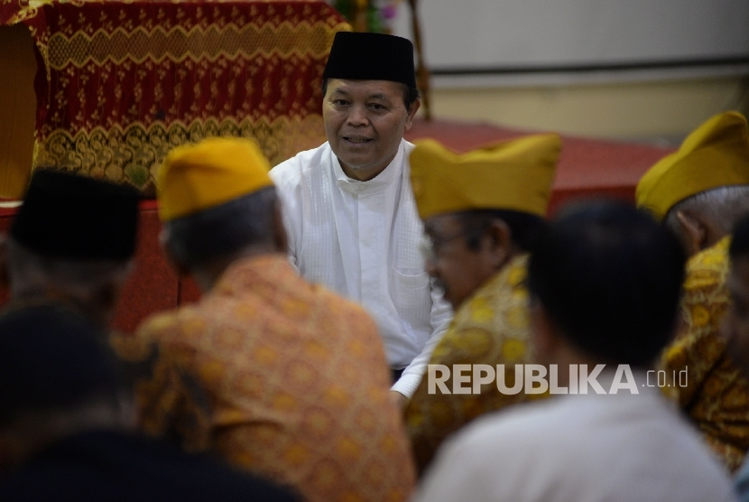  Wakil Ketua Majelis Syuro PKS Hidayat Nur Wahid berbincang dengan para veteran pada acara Tasyakuran 74 Tahun Hijriyah Proklamasi kemerdekaan Indonesia 9 Ramadhan 1364 H di Kantor DPP PKS, Jakarta, Ahad (4/6).