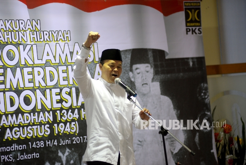 Hidayat Nur Wahid melakukan orasi kebangsaan pada acara Tasyakuran 74 Tahun Hijriyah Proklamasi kemerdekaan Indonesia 9 Ramadhan 1364 H di Kantor DPP PKS, Jakarta, Ahad (4/6).