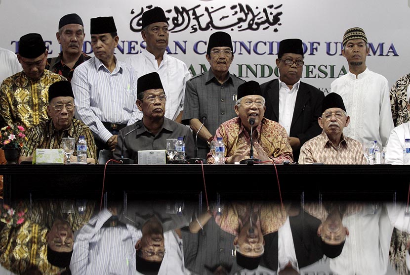 Wakil Ketua Majelis Ulama Indonesia (MUI) Ma'ruf Amin (tengah) didampingi pengurus MUI dan sejumlah ulama menyampaikan pernyataan sikap terkait insiden tragedi Tolikara, Papau di Jakarta, Rabu (22/7). 