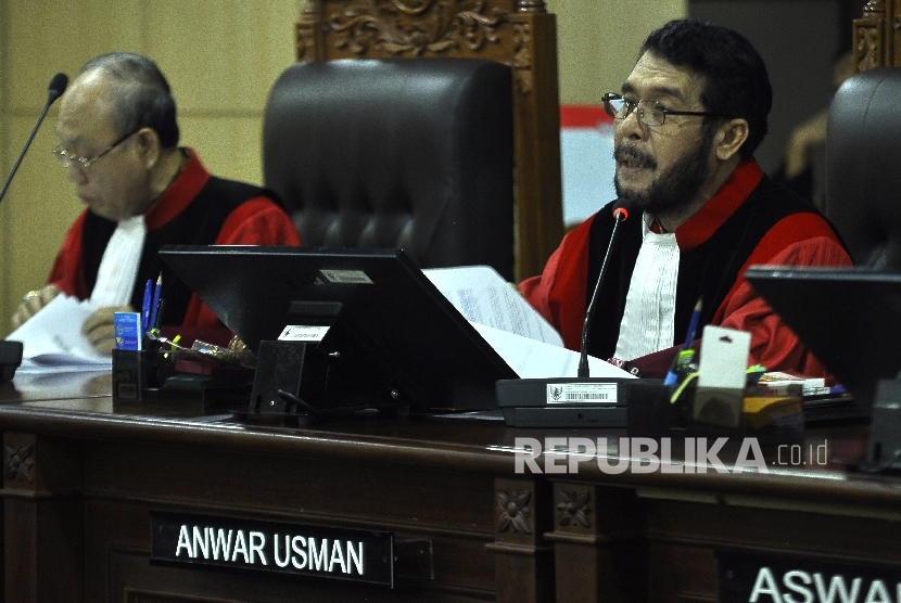 Wakil Ketua MK Anwar Usman (kanan) memimpin sidang (Ilustrasi)