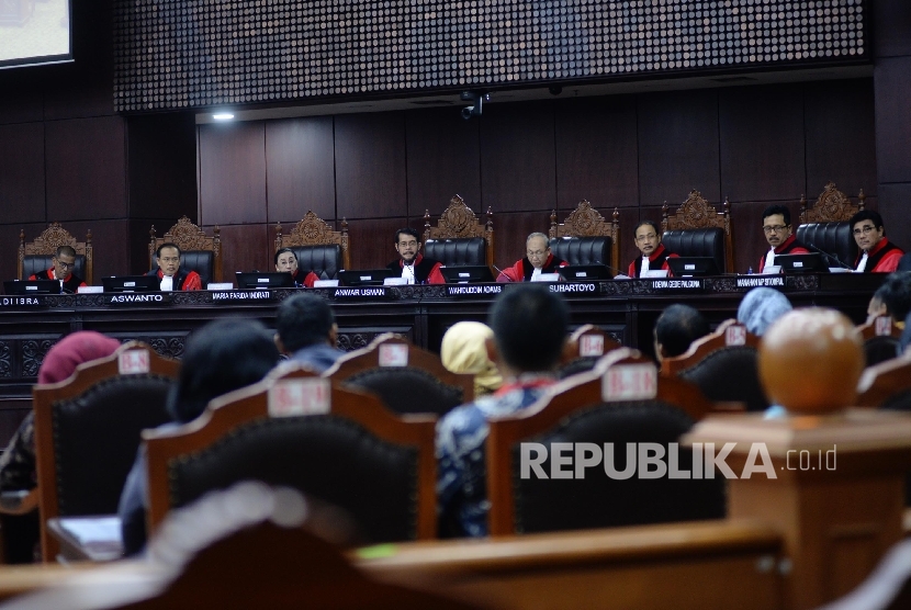 Sidang di Mahkamah Konstitusi (MK), Jakarta, Selasa (11/7).