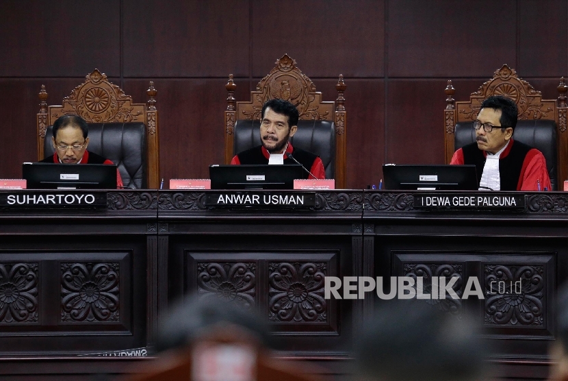 Wakil Ketua MK Anwar Usman (tengah0, didampingi anggota MK Suhartoyo (kiri), dan I Dewa Gede Palguna saat memimpin sidang sidang uji materi Perppu Ormas di Gedung MK, Senin (7/8).