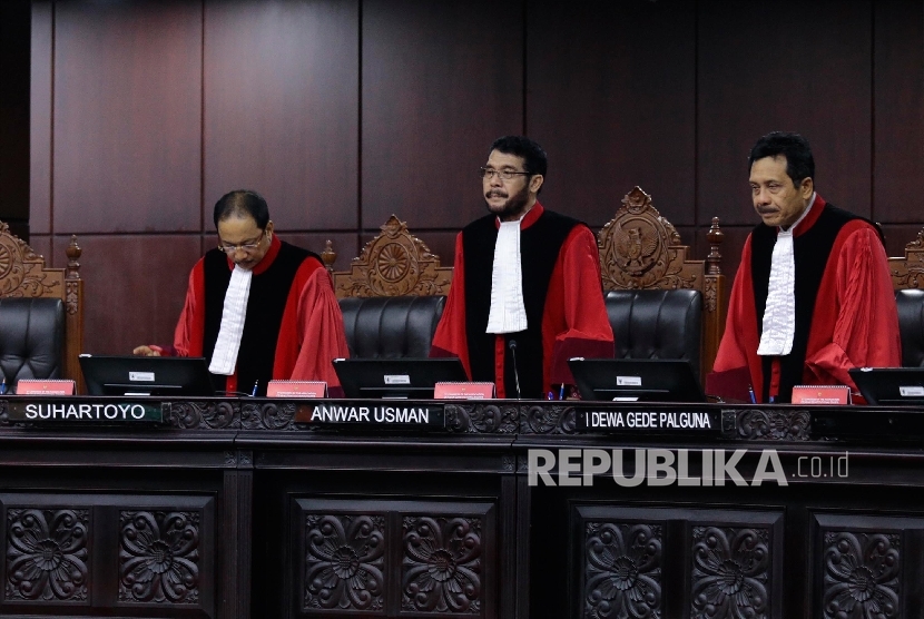 Wakil Ketua MK Anwar Usman (tengah0, didampingi anggota MK Suhartoyo (kiri), dan I Dewa Gede Palguna saat memimpin sidang sidang uji materi Perppu Ormas di Gedung MK, Senin (7/8).