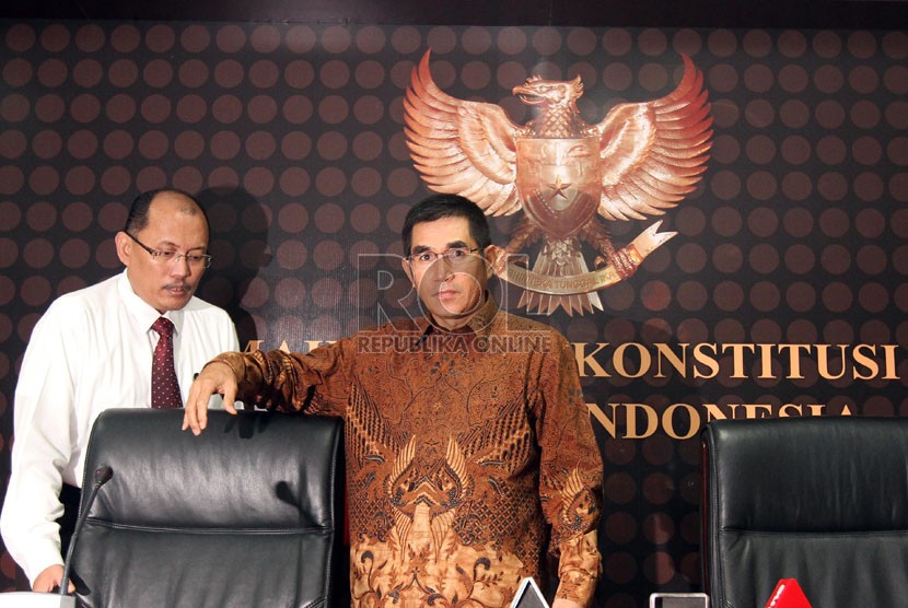   Wakil Ketua MK Hamdan Zoelva (kanan) bersama Sekjen MK Janedri M Gaffar saat memberikan keterangan pada wartawan, di gedung Mahkamah Konstitusi, Jakarta, Kamis (3/10).   (Republika/Adhi Wicaksono)