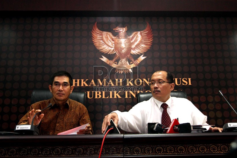  Wakil Ketua MK Hamdan Zoelva (kiri) bersama Sekjen MK Janedri M Gaffar saat memberikan keterangan pada wartawan, di gedung Mahkamah Konstitusi, Jakarta, Kamis (3/10).   (Republika/Adhi Wicaksono)
