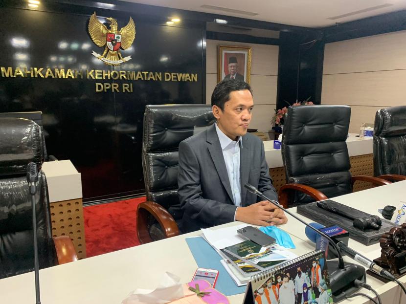 Wakil Ketua MKD DPR RI, Habiburokhman, menjawab pertanyaan wartawan di Ruang Kerja MKD DPR di Kompleks Parlemen Senayan, Jakarta, Selasa (12/4).
