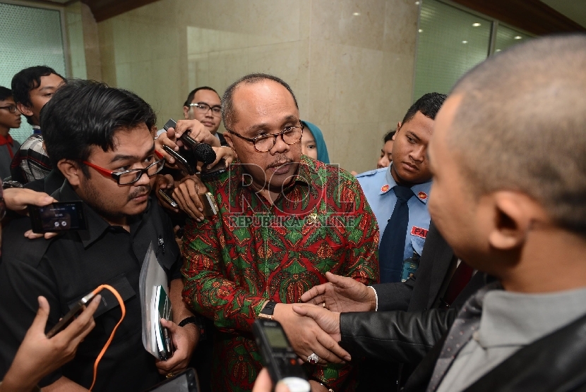 Wakil Ketua MKD Junimart Girsang dimintai keterangan oleh media saat rapat tertutup terkait laporan Menteri ESDM Sudirman Said di Komplek Parlemen Senayan, Jakarta, Senin (23/11).