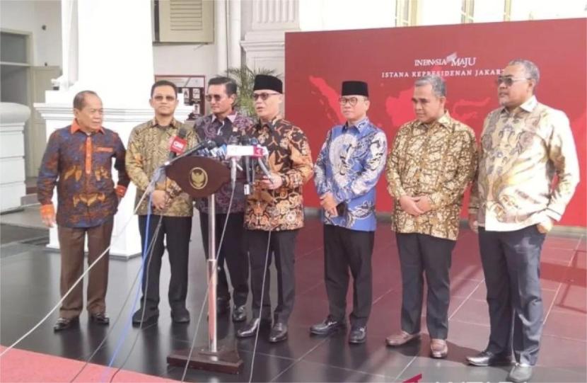 Wakil Ketua MPR Ahmad Basarah didampingi perangkat pimpinan MPR RI menyampaikan keterangan kepada wartawan usai menghadiri agenda pertemuan pembahasan rangkaian agenda HUT Ke-79 RI di Istana Kepresidenan Jakarta, Jumat (28/6/2024). 