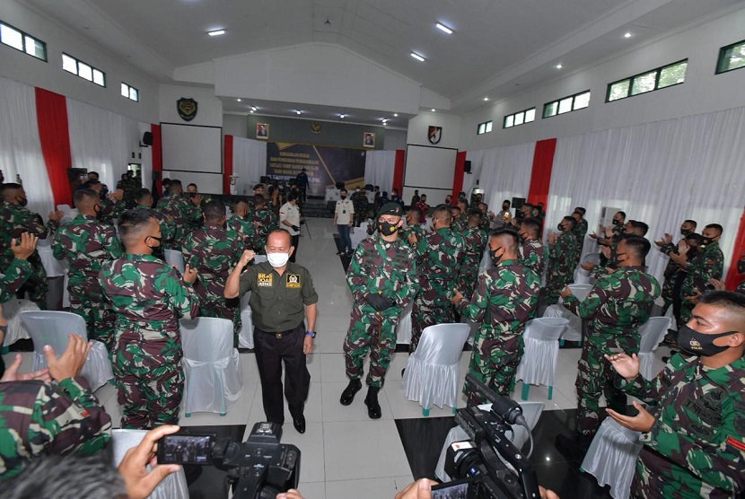 Wakil Ketua MPR Dr. H. Sjarifuddin Hasan, SE, MM, MBA memberikan apresiasi tinggi dan piagam penghargaan kepada Satgas Pamtas RI-PNG Batalyon Infanteri Raider 300/Brajawijaya (Yonif Raider 300/BJW) sebagai pasukan pengamanan perbatasan berprestasi di Papua.