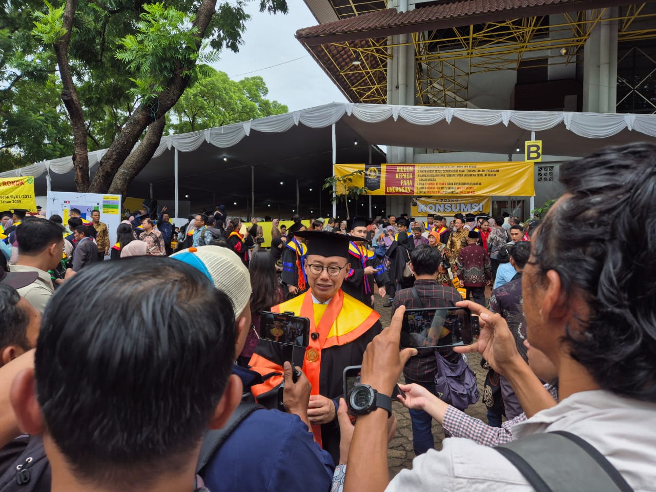 Wakil Ketua MPR, Eddy Soeparno, saat mengikuti prosesi wisuda doktor ilmu politik Universitas Indonesia, Sabtu (22/2/2025).