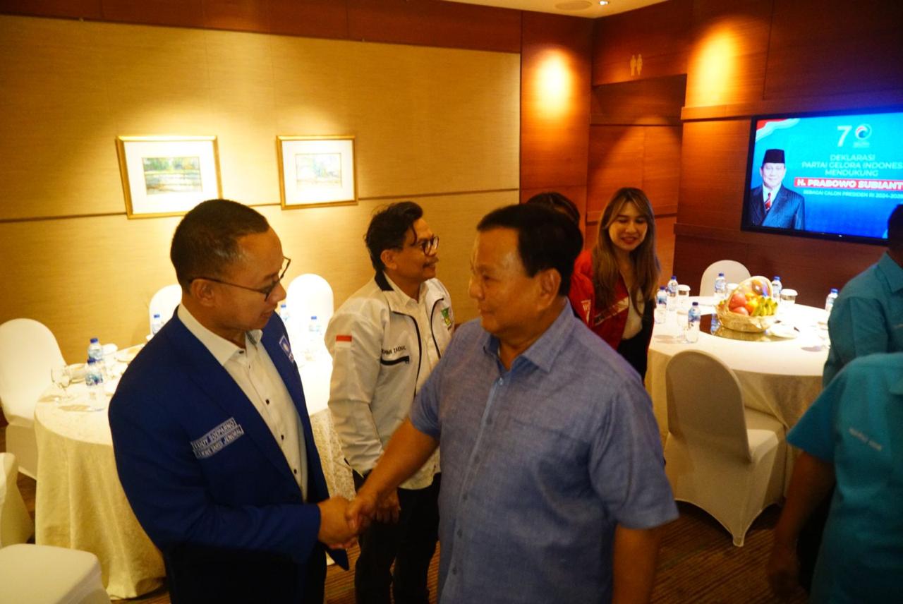 Wakil Ketua MPR, Eddy Soeparno, setuju jika kakek Prabowo Subianto, RM Margono Djojohadikusumo dianugerahi gelar Pahlawan Nasional. Foto ilustrasi Eddy Soeparno berjabat tangan dengan Prabowo Subianto.