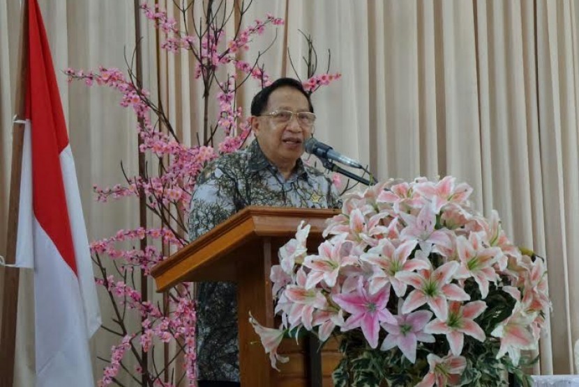 Wakil Ketua MPR EE Mangindaan melakukan sosialisasi empat pilar di Minahasa Selatan, Selasa (16/6).