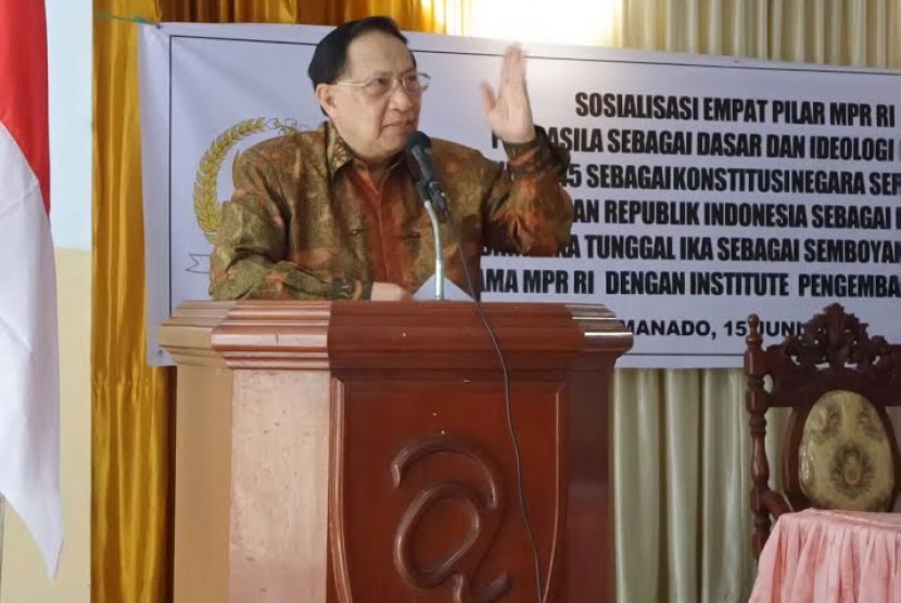 Wakil Ketua MPR EE Mangindaan, saat membuka sosialisasi empat pilar di Manado, Senin (15/6)