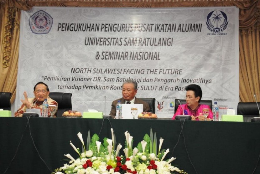 Wakil Ketua MPR EE MAngindan (kiri) dalam seminar yang digelar di Universitas Sam Ratulangi, Manado, Sulawesi Utara, Rabu (2/11).