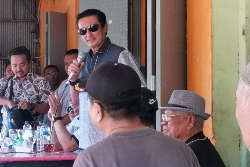  Wakil Ketua MPR Fadel Muhammad bersilaturahim dengan warga Gorontalo di warung kopi Dino, Kota Gorontalo, Sabtu (29/2) pagi. 
