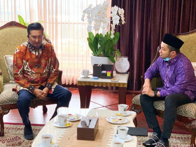 Wakil Ketua MPR Fadel Muhammad (kiri) saat berdiskusi dengan Ketua Umum HDMI Idrus Salim Al Jufri di Gedung Parlemen, Jakarta, Kamis (9/7).