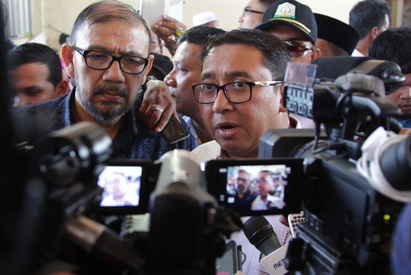 Wakil Ketua MPR Fadli Zon (kanan) menjawab pertanyaan wartawan setelah mengunjungi posko pengungsian sementara warga Rohingya di Kuala Langsa, Kota Langsa. Aceh, (24/5).