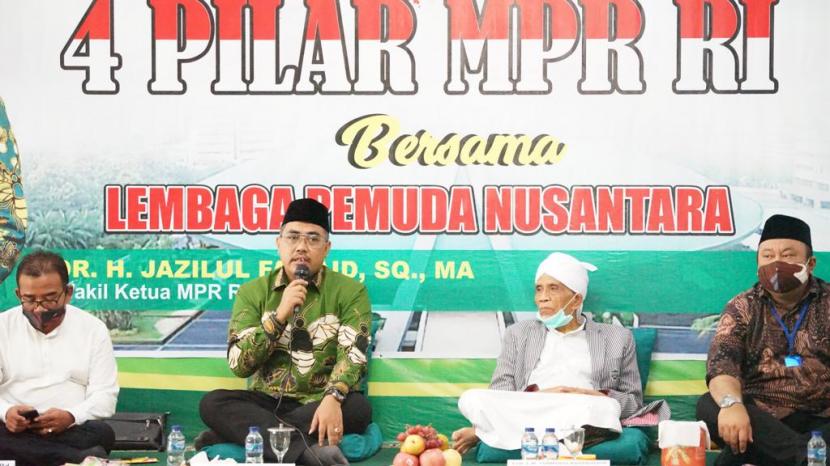 Wakil Ketua MPR Gus Jazil saat Sosialisasi Empat Pilar MPR kepada para santri Pesantren Qamarul Huda Bagu, Lombok Tengah, Nusa Tenggara Barat, Selasa (3/11). 