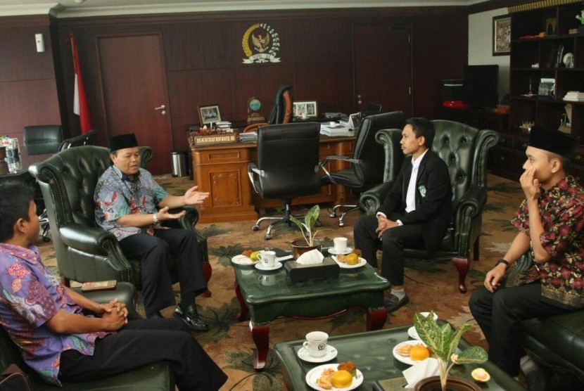  Wakil Ketua MPR Hidayat Hur Wahid (HNW) menerima delegasi Kesatuan Aksi Mahasiswa Muslim Indonesia (KAMMI).