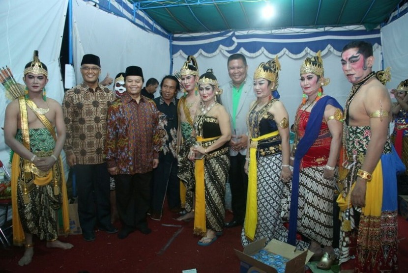 Wakil Ketua MPR Hidayat Nur Wahid (baju batik) berfoto bersama pemain wayang orang.