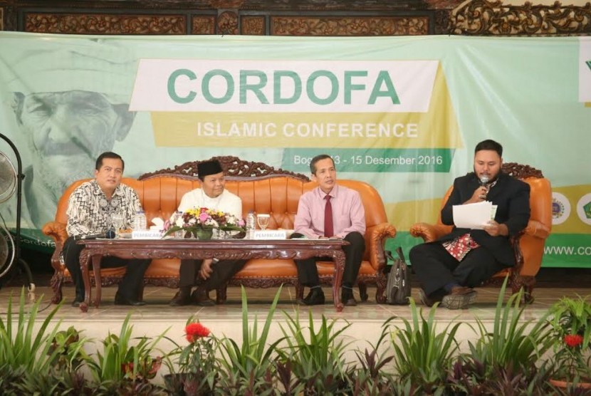Wakil Ketua MPR Hidayat Nur Wahid berbicara dalam Cordofa Islamic Conference, yang berlangsung di Parung, Bogor, Jawa Barat, Selasa (13/12). 