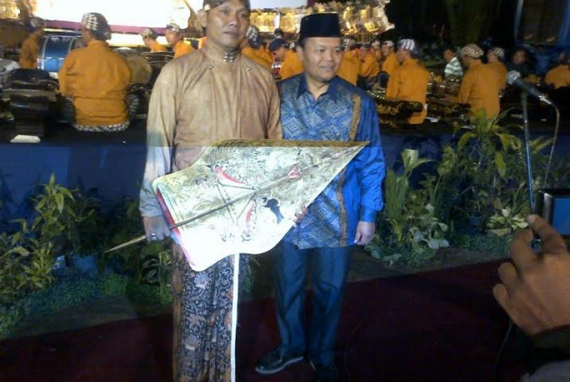 Wakil Ketua MPR Hidayat Nur Wahid bersama dalang Ki Seno Nugroho dalam pagelaran wayang di Yogyakarta.