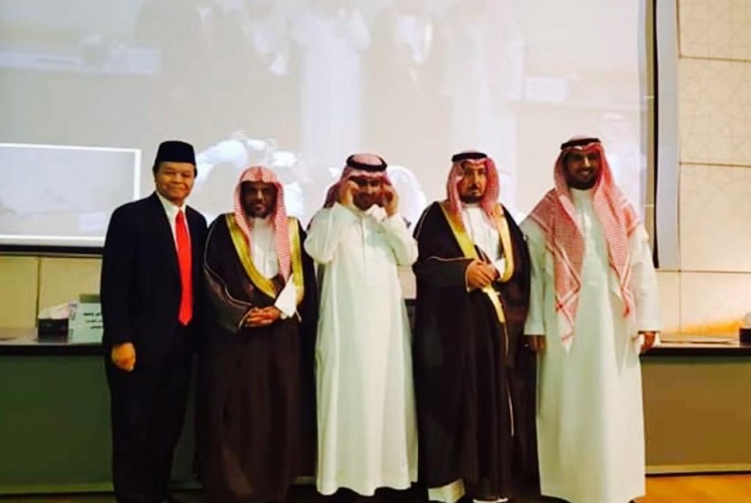 Wakil Ketua MPR Hidayat Nur Wahid diundang Universitas Al Imam bin Saud untuk menjadi Dewan Penguji program doktoral. 