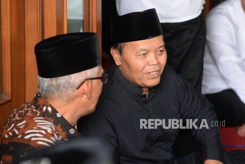 Wakil Ketua MPR Hidayat Nur Wahid hadir dalam pemakaman Almarhum KH. Hasyim Muzadi di komplek Pondok Pesantren Al-Hikam, Depok, Jabar.