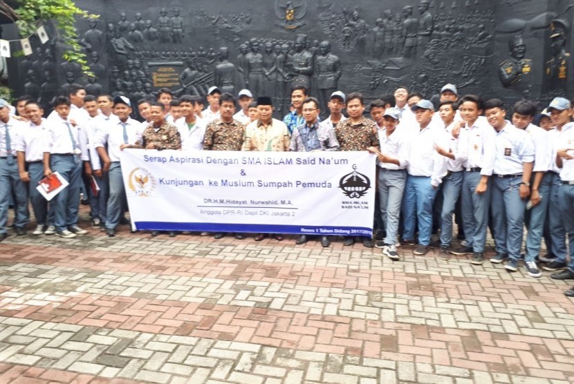 Wakil Ketua MPR Hidayat Nur Wahid (HNW) bersama dengan puluhan pelajar SMA IT Said Naum, Jakarta, mengunjungi museum-museum yang terkait dengan sejarah pergerakan dan perjuangan bangsa, Senin (6/11). 