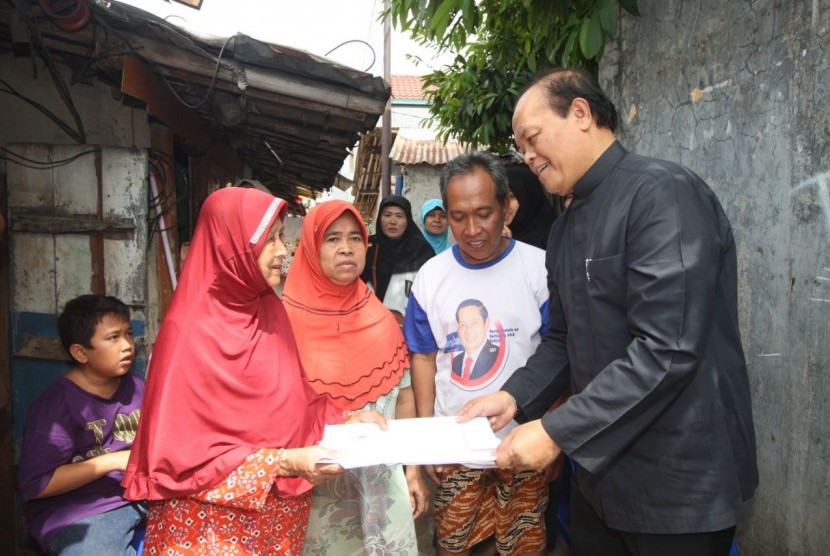 Wakil Ketua MPR Hidayat Nur Wahid (HNW) memberikan bantuan perbaikan rumah untuk korban pohon tumbang. 