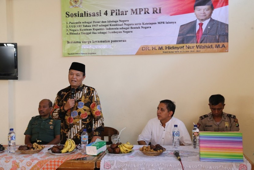 Wakil Ketua MPR Hidayat Nur Wahid (HNW) saat memberi Sosialisasi Pancasila, UUD NRI Tahun 1945, NKRI, dan Bhinneka Tunggal Ika, kepada warga Kelurahan Duren Tiga, Kecamatan Pancoran, Jakarta Selatan (4/12).