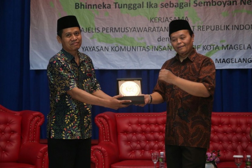 Wakil Ketua MPR Hidayat Nur Wahid (kanan)